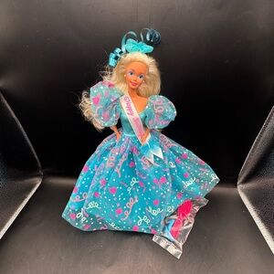 Barbie She's The Prettiest Present of All 1993 Birthday Doll Vintage Shoes Gown